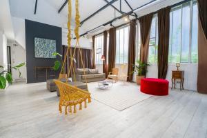 Artist Loft Experience Stylish 4-Bedroom Stay