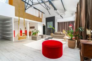 Artist Loft Experience Stylish 4-Bedroom Stay