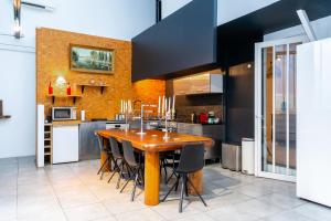 Artist Loft Experience Stylish 4-Bedroom Stay