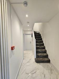 Large 5 Bed Home with 3 Baths and Parking