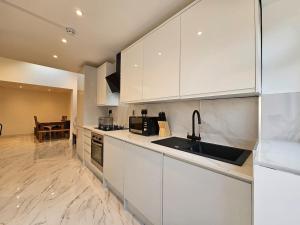 Large 5 Bed Home with 3 Baths and Parking