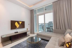 Vogue Vacation Homes, Business Bay Damac Maison Prive near Burj Khalifa and Dubai Mall, One Bedroom Apartment with Balcony, Canal and City Skyline View, Access toAmenities