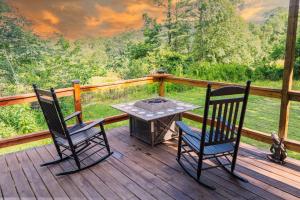 Hot Tub, Private 3 Bed Lodge, 1 mile from Blue Ridge Parkway, Giant Jenga, Families Welcome!