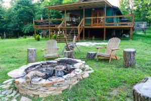 Hot Tub, Private 3 Bed Lodge, 1 mile from Blue Ridge Parkway, Giant Jenga, Families Welcome!