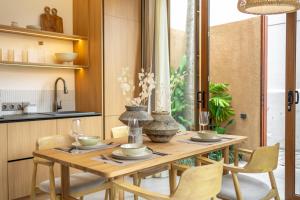 Best of Berawa - New 2BR Villa - Minutes to Beach & Cafes