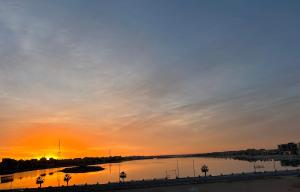 شقه مكيفه صف أول شاطئ الفيروز