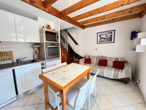 Villas Belle villa d'angle, 6 couchages, cuisine climatisee, 3 chambres terrasse ombragee parking dans residence securisee avec piscine commune, 400 m de la mer, LROND24 : photos des chambres