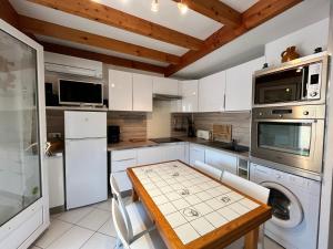 Villas Belle villa d'angle, 6 couchages, cuisine climatisee, 3 chambres terrasse ombragee parking dans residence securisee avec piscine commune, 400 m de la mer, LROND24 : photos des chambres