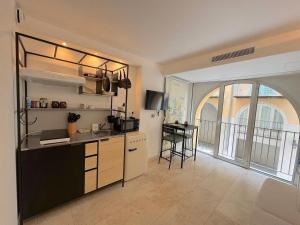 ⁂ Studio Vieux-Nice climatisé: charme commodités