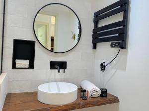 ⁂ Studio Vieux-Nice climatisé: charme commodités