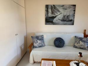 Benalbeach Beauty- Sunny studio with windows throughout and a balcony with an ocean view