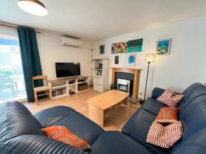 Belle villa entièrement climatisée 4 chambres 10 couchages, fibre WIFI, 2 terrasses parking privatif dans résidence sécurisée piscine commune 800 m de la mer LRCS69