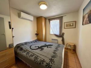 Villas Belle villa entierement climatisee 4 chambres 10 couchages, fibre WIFI, 2 terrasses parking privatif dans residence securisee piscine commune 800 m de la mer LRCS69 : photos des chambres