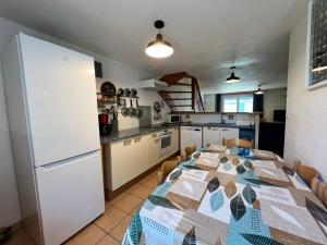 Belle villa entièrement climatisée 4 chambres 10 couchages, fibre WIFI, 2 terrasses parking privatif dans résidence sécurisée piscine commune 800 m de la mer LRCS69