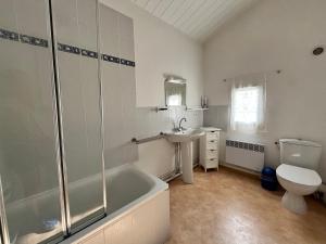 Villas Belle villa entierement climatisee 4 chambres 10 couchages, fibre WIFI, 2 terrasses parking privatif dans residence securisee piscine commune 800 m de la mer LRCS69 : photos des chambres