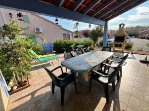 Belle villa entièrement climatisée 4 chambres 10 couchages, fibre WIFI, 2 terrasses parking privatif dans résidence sécurisée piscine commune 800 m de la mer LRCS69