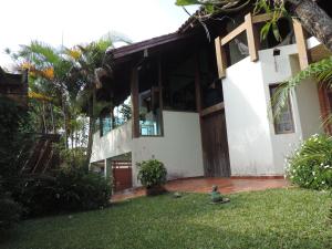 Casa à 250m praia Martim de Sá, melhor praia, boas opções de lazer