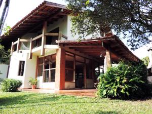 Casa à 250m praia Martim de Sá, melhor praia, boas opções de lazer