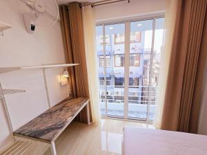 Crane nest 8 townhouses view middle with balcony