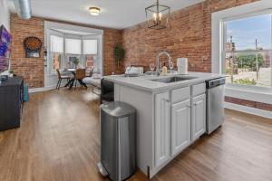 Downtown Indy - Famous Mass Ave with Balcony