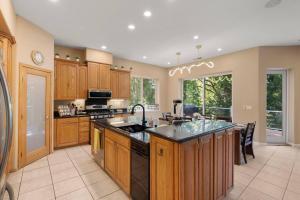 Stylish 6 Bdr home, GameRoom, near Lake | Yosemite