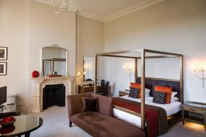 Suite room in Mercure Warwickshire Walton Hall Hotel & Spa