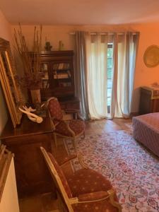 Chambre sous les cyprès