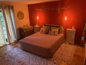 Chambre sous les cyprès