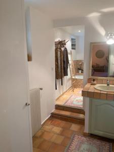 Chambre sous les cyprès