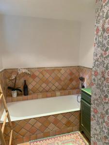 Chambre sous les cyprès