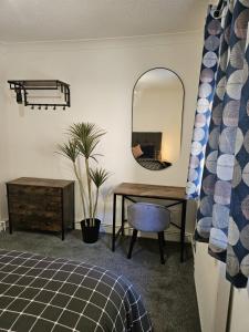 Smart self-contained Marina flat close to beach