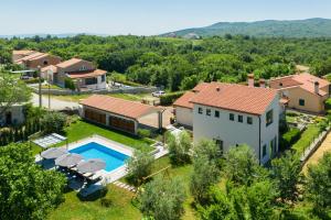 Holiday House OLIVE GROVE with pool and garden