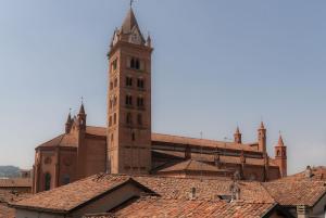 Attico Gemma, terrazza panoramica nel centro storico di Alba