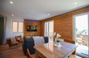Les Marmottes-Centre-ville-Terrasse & Bois- T2-Premium-Parking couvert-Netflix-6 pers