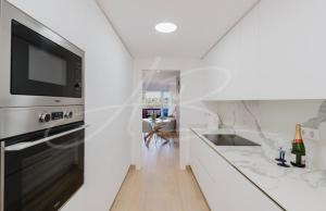 Luxury Renovated Apartment Stunning Views Pool and Golf resort 5star