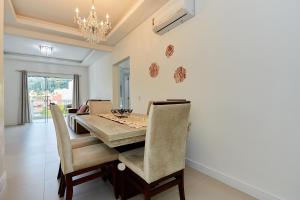 1037 - Lindo Apto 2 Suítes em Bombinhas- 2 Vagas na Garagem - 50 metros da Praia - Centro de Bombinhas