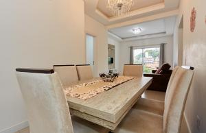 1037 - Lindo Apto 2 Suítes em Bombinhas- 2 Vagas na Garagem - 50 metros da Praia - Centro de Bombinhas