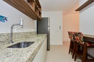 1037 - Lindo Apto 2 Suítes em Bombinhas- 2 Vagas na Garagem - 50 metros da Praia - Centro de Bombinhas