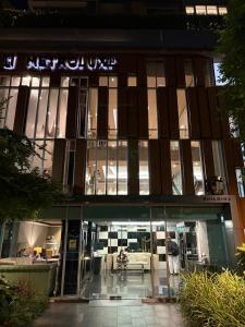 Welcome to warm room here have gym saona Netflix