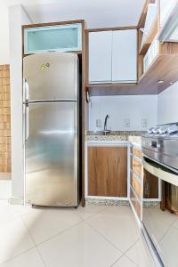 1075 Apartamento localizado a 100 metros da praia com 02 dormitórios e ampla sacada na praia do centro de Bombinhas