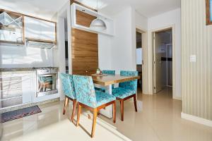 1075 Apartamento localizado a 100 metros da praia com 02 dormitórios e ampla sacada na praia do centro de Bombinhas