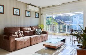 1075 Apartamento localizado a 100 metros da praia com 02 dormitórios e ampla sacada na praia do centro de Bombinhas