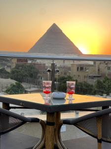 AKHNATON Pyramids View Hotel With Rooftop Access & free airport pickup