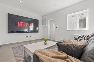 Cinema Studio Room with Spa Facilities For Couples