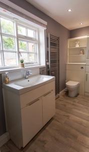 Welcoming countryside cottage minutes from Alton towers