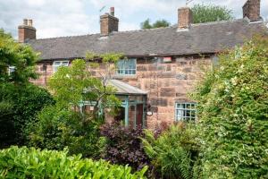 Welcoming countryside cottage minutes from Alton towers