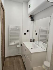 Appartements New Superbe F2 refait a neuf tout confort dans residence avec piscine : photos des chambres