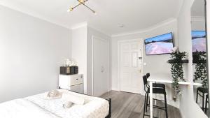 Fully equipped Parkside room 5min from Colliers wood Station R4