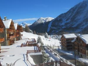 Appartements T2 4 PERS chalet des sapins ski au pieds : Appartement 2 Chambres avec Vue sur la Montagne