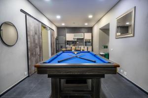 6 bedroom and Jacuzzi 1 block from LLeras P6